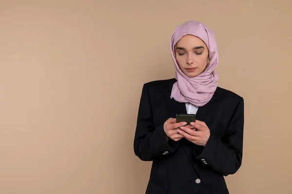 Meddelanden Ung Kvinna Svart Kostym Med Telefon Händerna — Stockfoto
