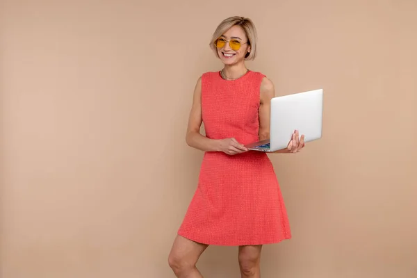 Mulher Feliz Vestido Óculos Sol Trabalhando Line Usando Laptop Isolado — Fotografia de Stock