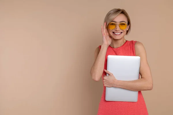 Sorrindo Mulher Bonita Vestido Óculos Sol Segurando Espaço Cópia Laptop — Fotografia de Stock