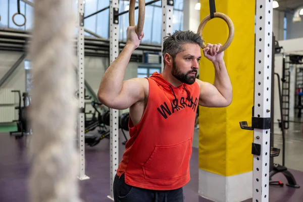 Man Met Baard Die Aan Gymnastiekringen Trekt Sportschool Traint Traint — Stockfoto