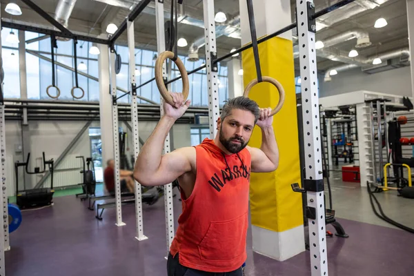 Man Met Baard Die Aan Gymnastiekringen Trekt Sportschool Traint Traint — Stockfoto
