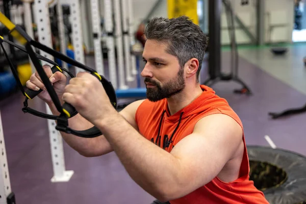 Μυϊκή Γυμναστήριο Άνθρωπος Κάνει Άσκηση Trx Λειτουργική Προπόνηση Για Σώμα — Φωτογραφία Αρχείου