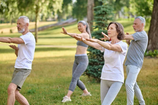 Grupp Människor Utövar Yoga Park Sport Träning Naturen — Stockfoto