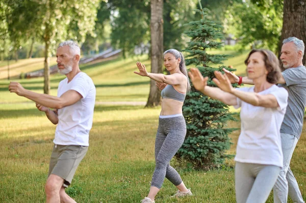 Grupp Människor Utövar Yoga Park Sport Träning Naturen — Stockfoto