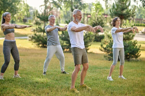Bir Grup Insan Parkta Yoga Yapıyor Doğada Spor Yapıyor — Stok fotoğraf