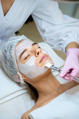 Tanınmayan kozmetolojist klinikte güzellik prosedürlerini temizliyor, soyuyor ve yaşlanmayı önlüyor..
