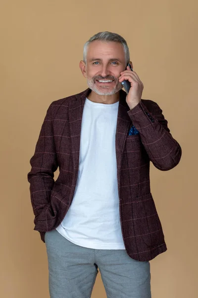 Zadzwoń Mnie Dojrzały Biznesmen Rozmawiający Przez Telefon — Zdjęcie stockowe