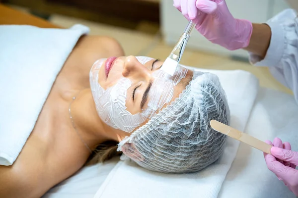 Onherkenbare Cosmetoloog Doet Schoonmaak Schoonheidsbehandelingen Kliniek Peeling Veroudering — Stockfoto