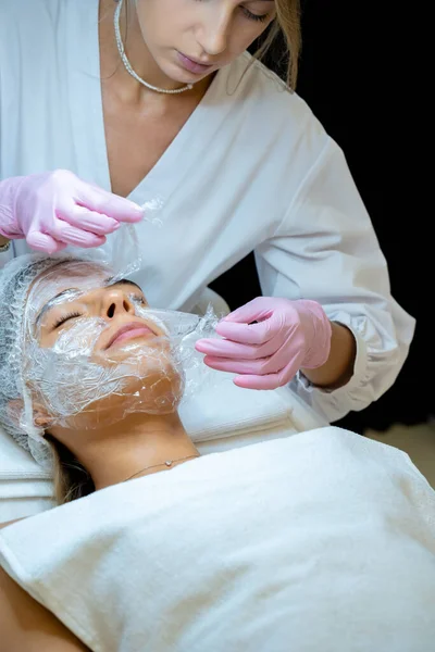 年轻女子皮肤的美容程序 化妆品诊所面部皮肤的治疗与治疗 — 图库照片