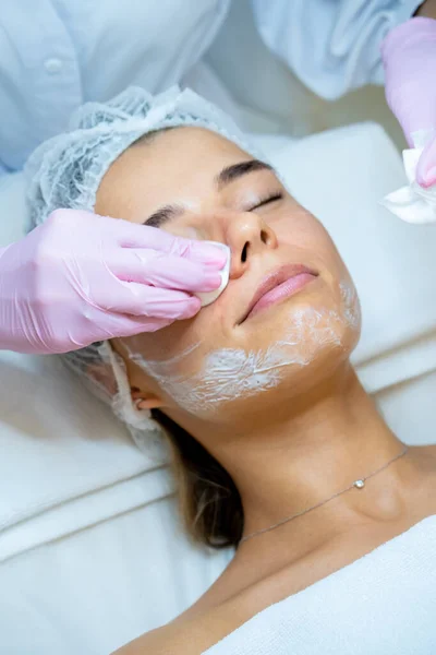 美容师在美容院用棉签清洁女性脸部 — 图库照片