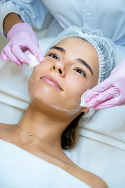 Unerkennbare Kosmetikerin Arzt Putzfrau Gesicht Mit Wattepads Hautpflege Verfahren Verjüngung — Stockfoto