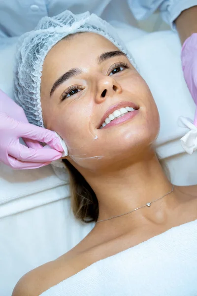 Ansiktshud Behandling Kosmetologer Händer Rengöring Kvinnligt Ansikte Med Bomullspads Estetiska — Stockfoto