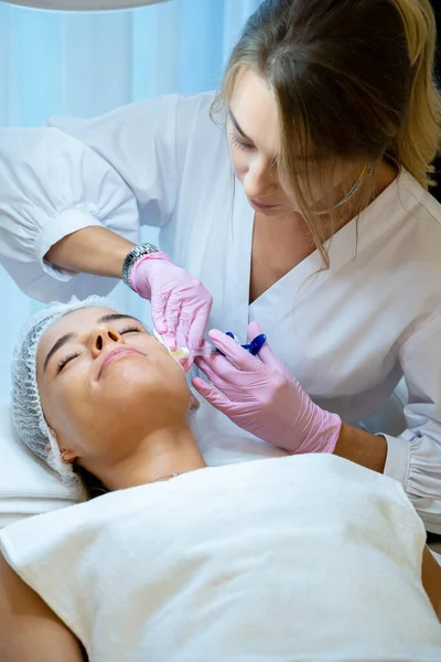 美容院采用Prp疗法 美容师向女性面部注射血浆以治疗皮肤问题 — 图库照片