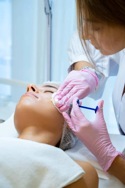 年轻女性美容师 面对面注射美容师 理疗师皮肤美容术治疗 — 图库照片