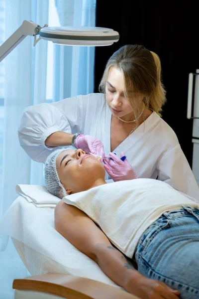 Prp Ttherapie Schoonheidskliniek Cosmetoloog Doet Injecties Van Bloedplasma Aan Vrouwen — Stockfoto