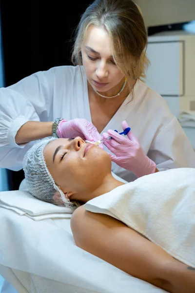 Behandeling Van Huid Cosmetologie Voor Jonge Vrouwelijke Schoonheidsspecialiste Arts Die — Stockfoto