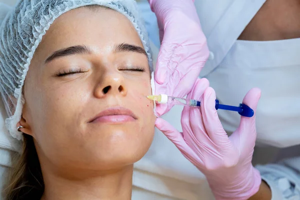 Prp Ttherapie Schoonheidskliniek Onherkenbare Cosmetoloog Die Injecties Doet Van Bloedplasma — Stockfoto
