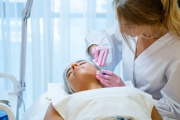 Cosmetoloog Doet Prp Ttherapie Schoonheidskliniek Het Maken Van Injectie Aging — Stockfoto