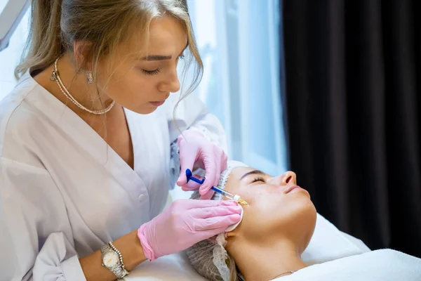 Kosmetologe Macht Injektionen Ins Gesicht Der Frau Hautbehandlung Der Ästhetischen — Stockfoto