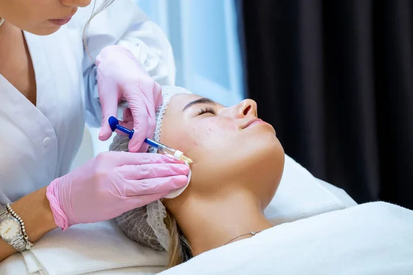 Onherkenbare Cosmetoloog Doet Prp Ttherapie Schoonheidskliniek Het Maken Van Injectie — Stockfoto