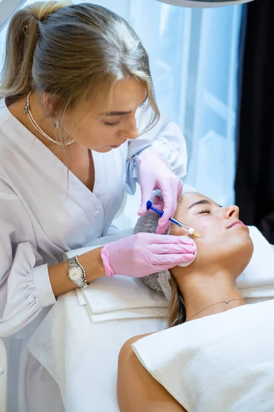 Cosmetoloog Doet Prp Ttherapie Schoonheidskliniek Het Maken Van Injectie Aging — Stockfoto