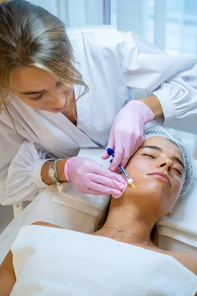 Cosmetologo Che Prp Ttherapy Clinica Bellezza Facendo Iniezione Procedure Invecchiamento — Foto Stock