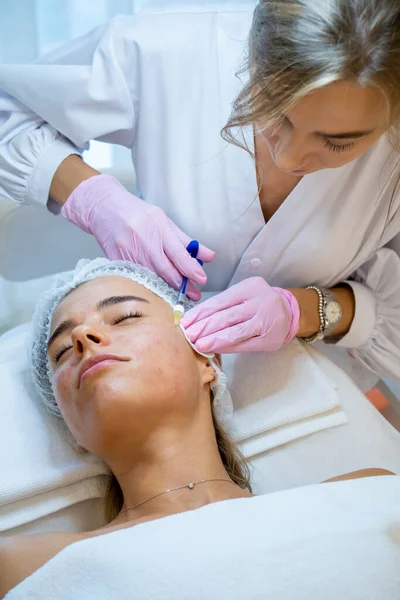 Kosmetolog Provádějící Injekce Ženám Obličeje Ošetření Pleti Estetické Klinice — Stock fotografie