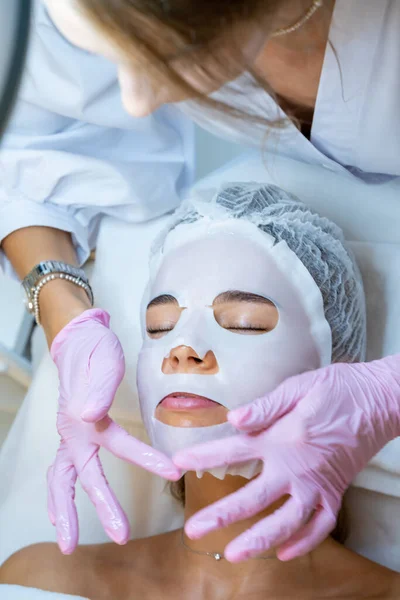 Nierozpoznawalny Kosmetolog Gumowych Rękawiczkach Nakładający Maskę Twarz Kobiety — Zdjęcie stockowe