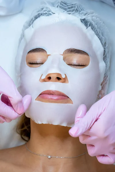 Tidak Dikenal Profesional Dokter Kosmetologi Menerapkan Lembar Topeng Pada Wajah — Stok Foto