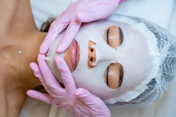 Αγνώριστος Επαγγελματίας Γιατρός Cosmetologist Εφαρμογή Μάσκα Φύλλο Στο Πρόσωπο Του — Φωτογραφία Αρχείου