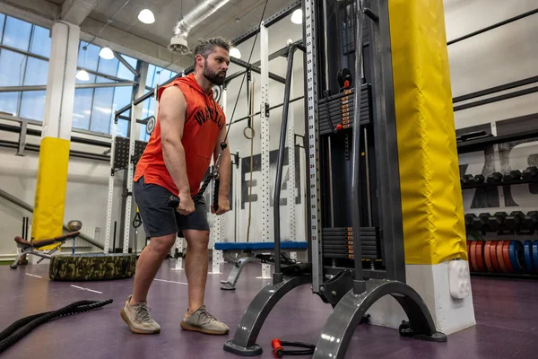 Vousatý Dospělý Muž Cvičit Posilovně Dělat Kabelové Lano Pushdowns Biceps — Stock fotografie
