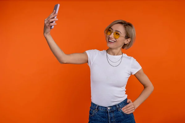 Nöjd Kvinna Bloggare Vit Shirt Och Jeans Gör Selfie Smartphone — Stockfoto