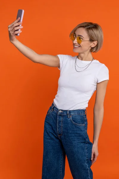 Nöjd Kvinna Vit Skjorta Och Jeans Gör Selfie Sändning Livestream — Stockfoto
