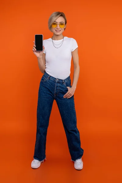 Zelfverzekerde Vrouw Wit Shirt Jeans Met Mobiele Telefoon Met Leeg — Stockfoto