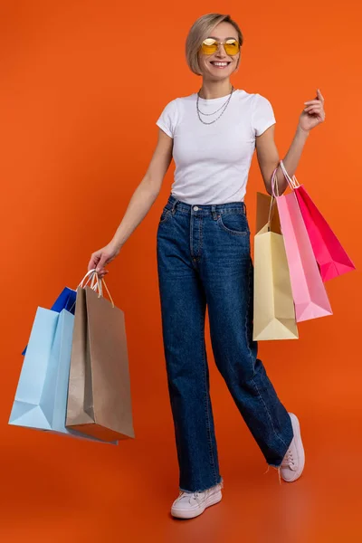 Donna Deliziata Shirt Bianca Jeans Godendo Shopping Holding Borse Isolate — Foto Stock