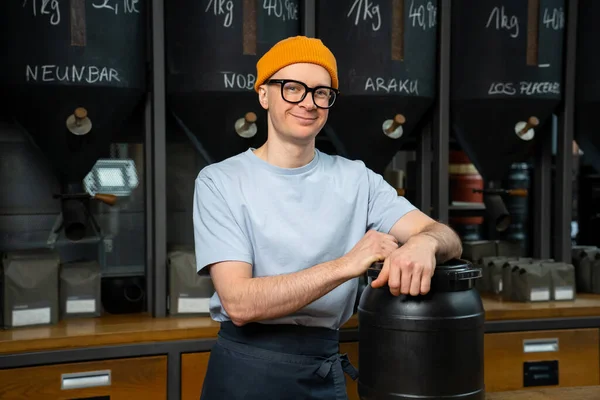 Cafe Barista Κάνοντας Την Υπηρεσία Παρασκευής Καφέ Στέκεται Πλαστικό Βαρέλι — Φωτογραφία Αρχείου