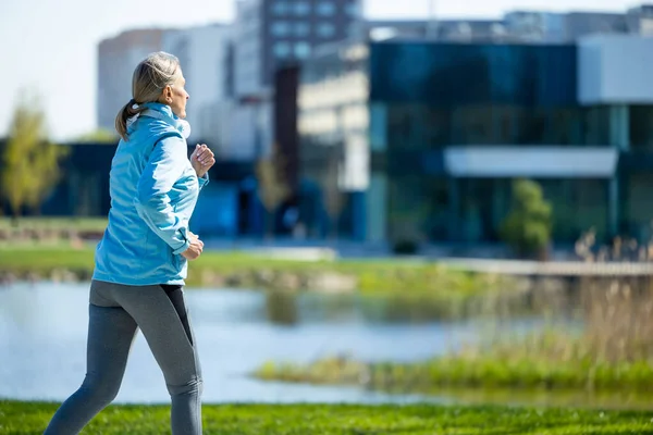 Zdravý Životní Styl Žena Modrém Saku Běží Ranním Parku — Stock fotografie