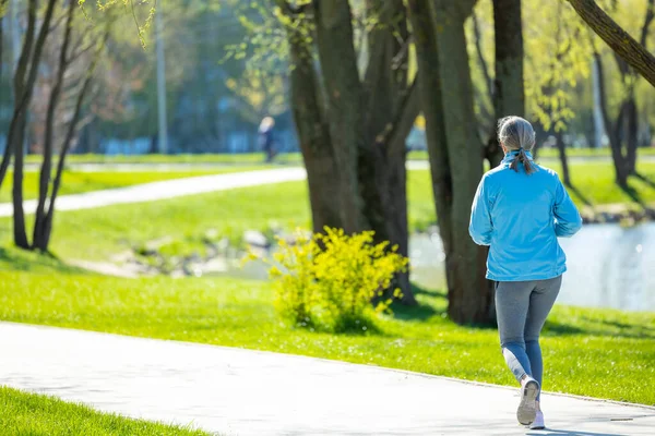 Sağlıklı Bir Yaşam Tarzı Mavi Ceketli Bir Kadın Sabah Parkında — Stok fotoğraf