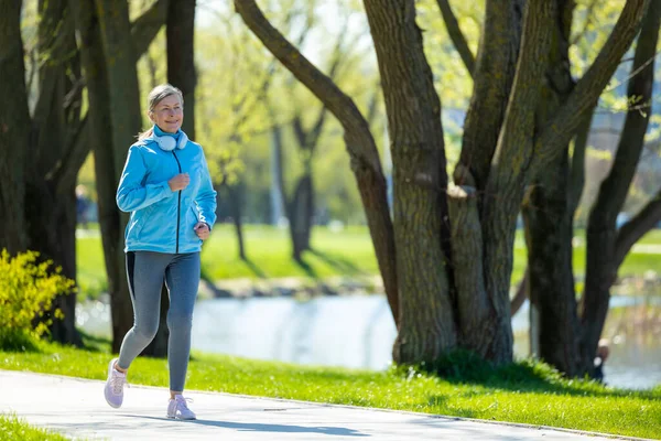 Sağlıklı Bir Yaşam Tarzı Mavi Ceketli Bir Kadın Sabah Parkında — Stok fotoğraf