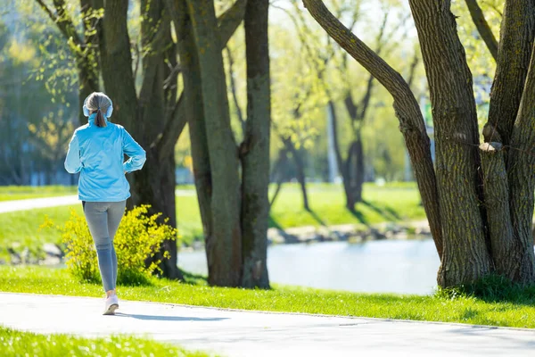 Sabah Koşusu Güneşli Bir Bahar Parkında Koşan Bir Kadın — Stok fotoğraf