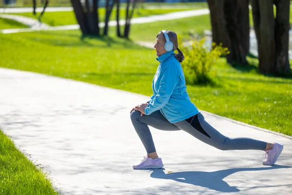 Egzersiz Yapıyorum Kadın Parkta Egzersiz Yapıyor Müzik Dinliyor — Stok fotoğraf