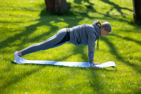 Morning Yoga Woman Grey Sportswear Doing Yoga Park — Stock Photo, Image