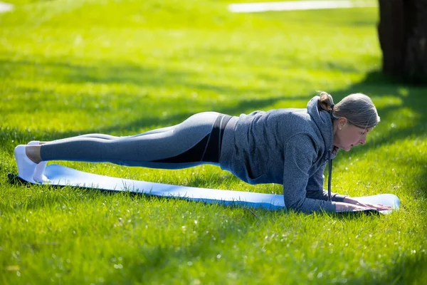 Sabah Yogası Gri Spor Kıyafetli Kadın Parkta Yoga Yapıyor — Stok fotoğraf