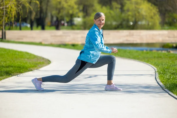 Lunging Kobieta Ćwiczy Parku Robi Longowanie — Zdjęcie stockowe