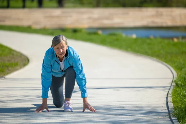 Utíkej Žena Modrém Sportovním Oblečení Připravuje Běh — Stock fotografie