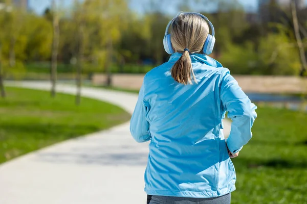 Koşuyordum Mavi Ceketli Kadın Müzik Dinliyor Koşuyor — Stok fotoğraf