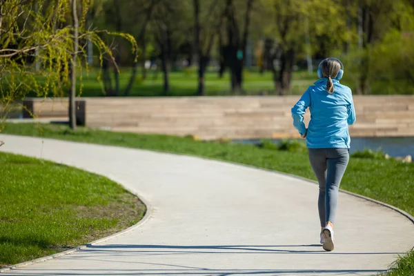 Jogging Žena Modrém Saku Poslouchá Hudbu Běhání — Stock fotografie