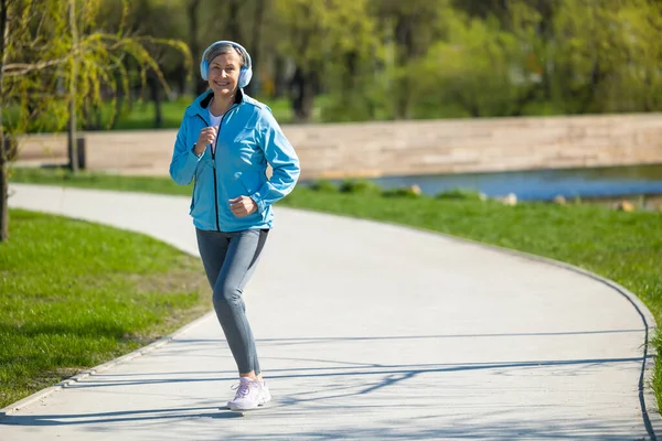 Ranní Běh Usmívající Žena Modrém Saku Běží Parku — Stock fotografie