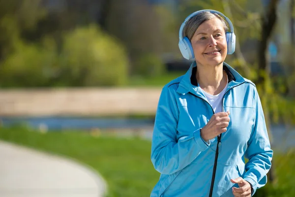 Ranní Běh Usmívající Žena Modrém Saku Běží Parku — Stock fotografie