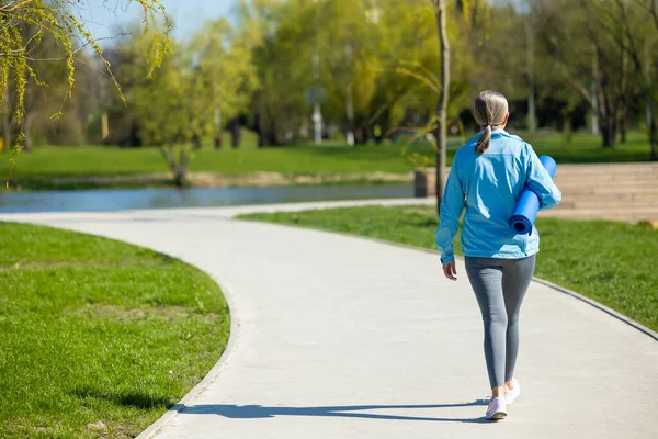 Parkta Yürü Spor Elbiseli Bir Kadın Parkta Yolda Yürüyor — Stok fotoğraf